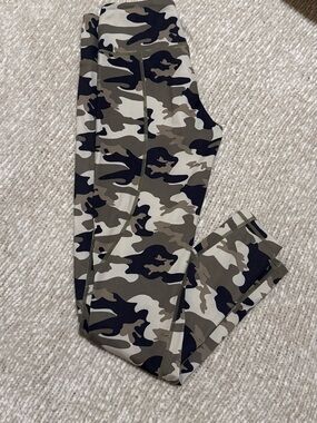 Women’s lululemon Camo Active Leggings - Olive/Black 7/8